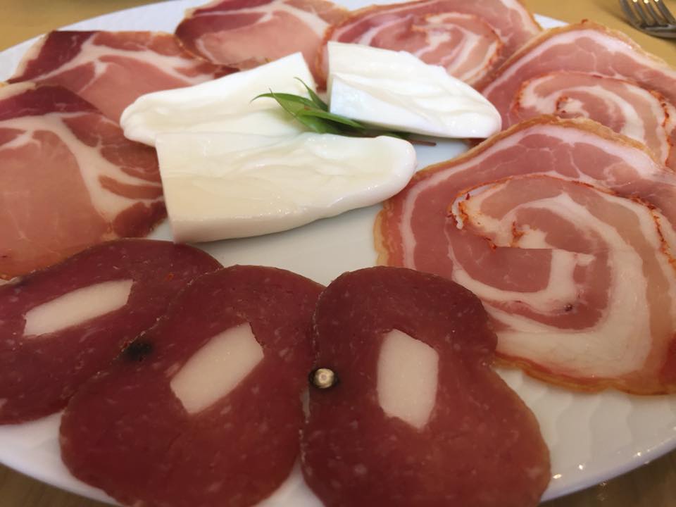 En Gioi, Agrilocanda cilentana, i salumi del Piccolo Salumificio Artigianale di Gioi con la mozzarella ra murtedda