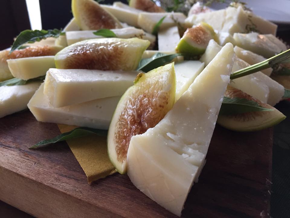 La Cantina a Gioi, formaggio caprino, caciocavallo 12 mesi e fico bianco del Cilento