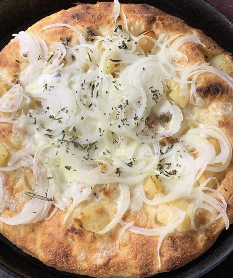 Pizzeria Elite - Cipolla, patate al forno provola cipolla e rosmarino