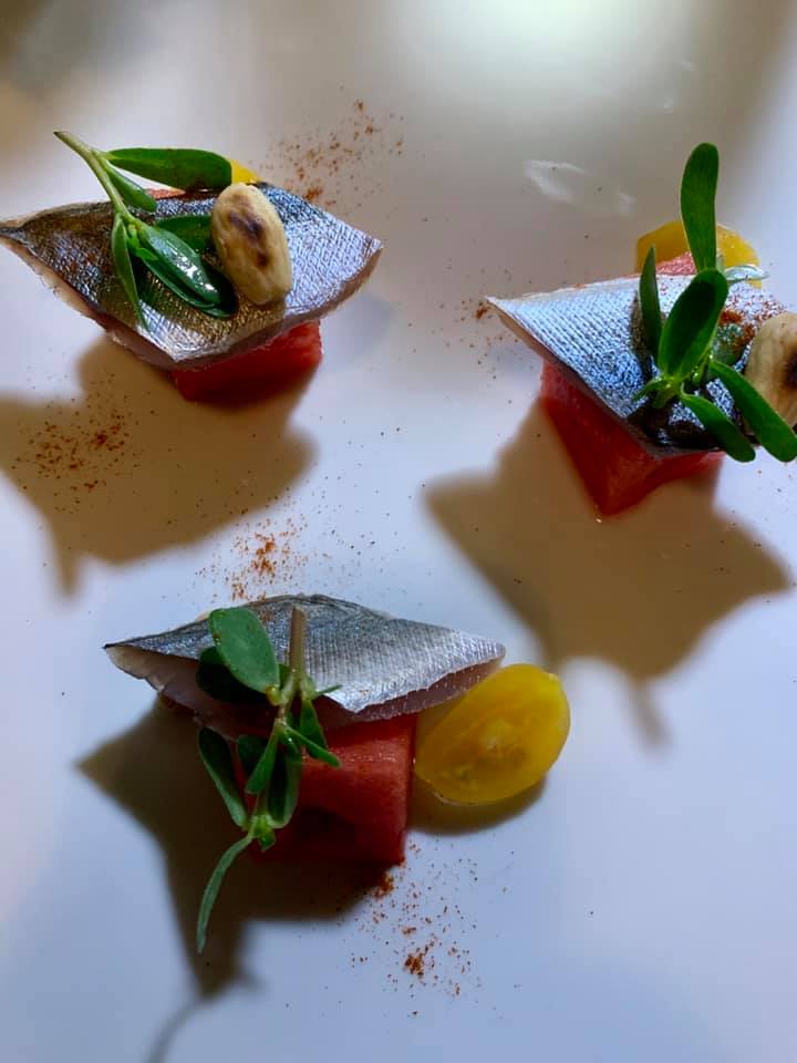 Aquadulcis, filetto di sgombro marinato agli agrumi con insalata di Portulaca, pomodoro, mandorle e anguria piccante