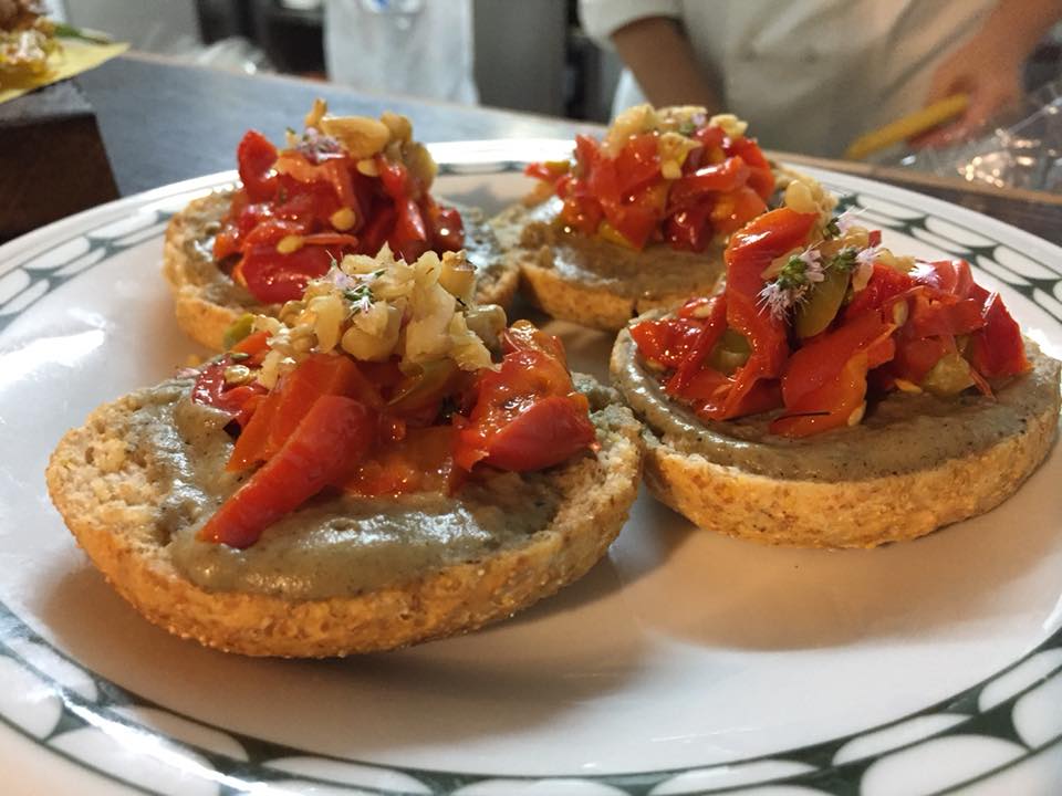 La Cantina a Gioi, freselle con crema di melanzane e peperoni