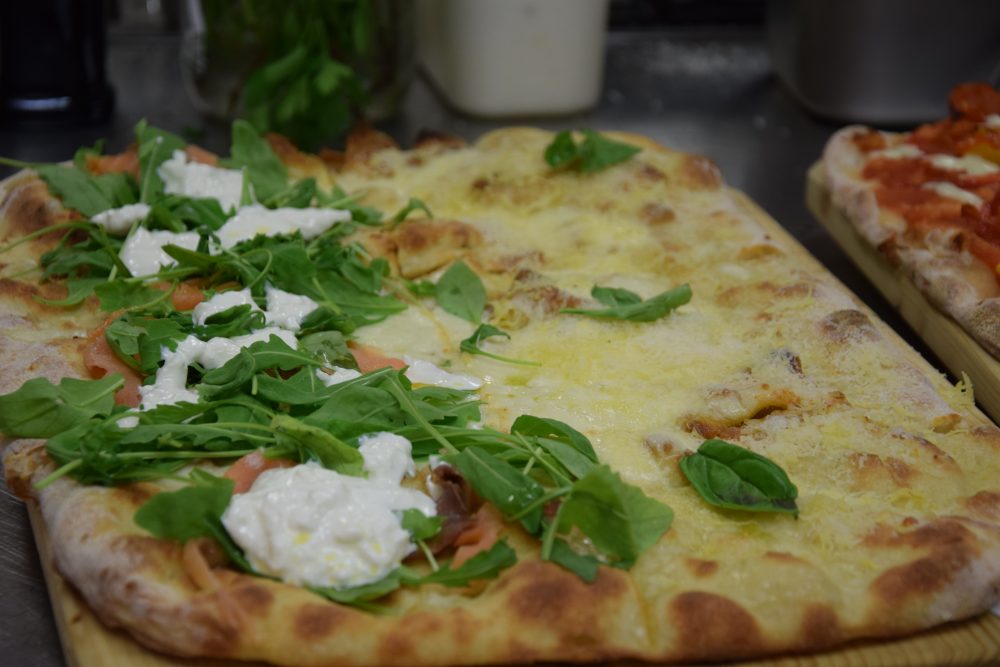 Accussi' - Meta' Fiordilatte di Agerola, salmone affumicato, stracciatella e rucola - Meta' Fiordilatte di Agerola, limone, parmigiano reggiano e basilico