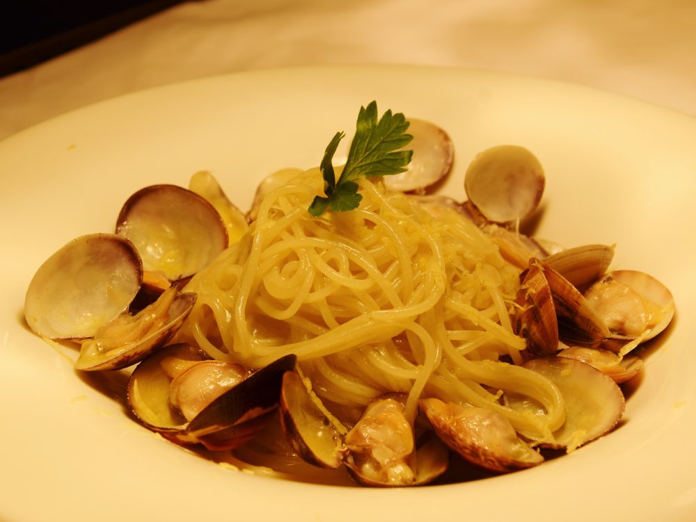 Accussi' - Spaghetti alle vongole e scorza di limone