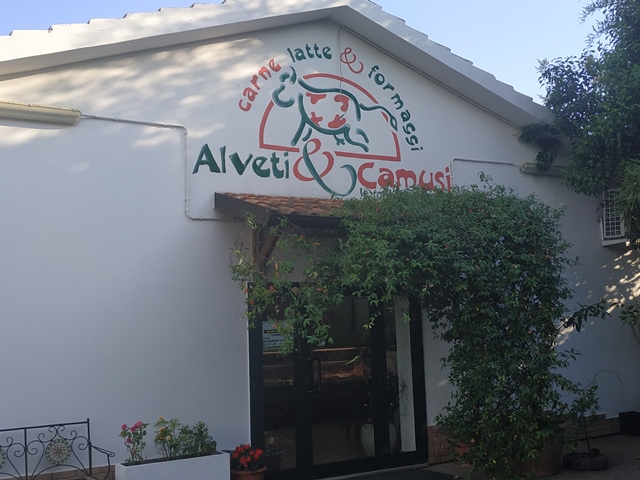 Alveti &Camusi - l'entrata del punto vendita