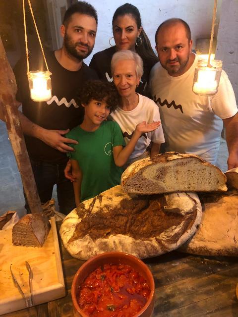 Antonio Cera, il figlio, mamma Lina e due collaboratori