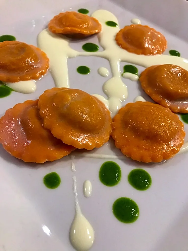 Giulio Restaurant - Ravioli artigianali al rosso di pomodoro San Marzano con patè di melanzane e dragoncello, su fondo di pecorino e salsa di basilico