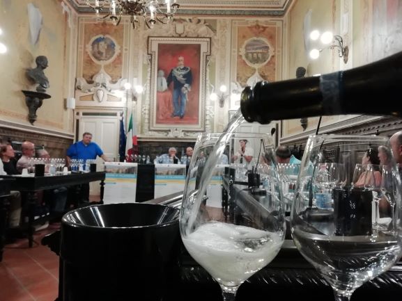 La degustazione nella bella sala consiliare di Sant'Agata dei Goti