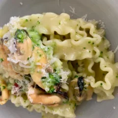 Mafalde con cozze, broccoli e pecorino