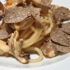 Spaghettoni cozze, cacio e tartufo