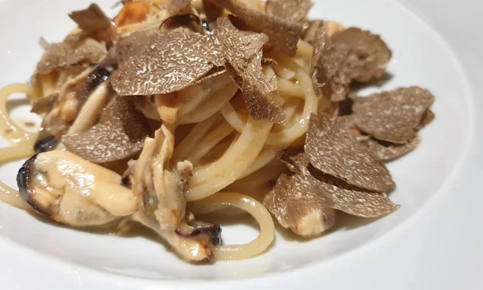 Spaghettoni cozze, cacio e tartufo