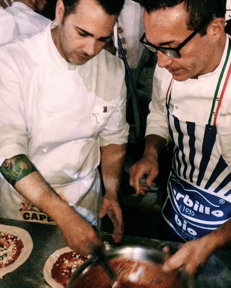 Umberto Mauriello al lavoro con Gino Sorbillo