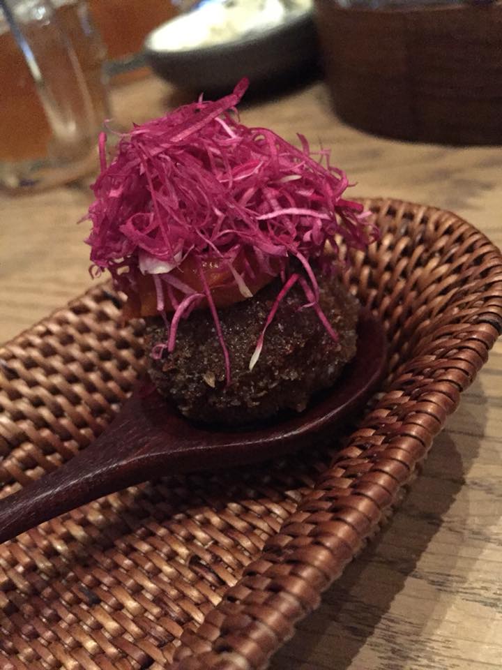 108 restaurant a Copenhagen, patata croccante con rosa selvatica