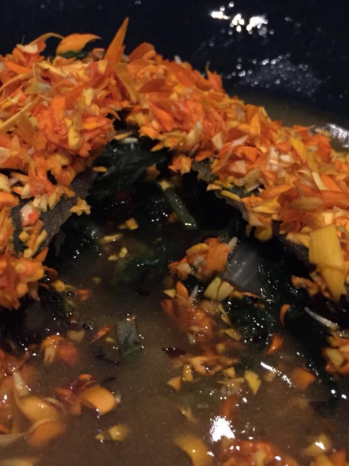 108 restaurant a Copenhagen, raviolo di alghe in brodo di gallina arrosto con fiori di calendula