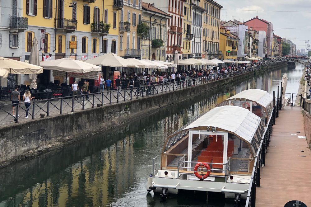 Il Naviglio che scorre poco lontano dalla sede di via Montevideo di Olio a crudo