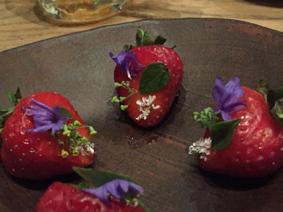 108 restaurant a Copenhagen, il secondo servizio dell'astice, arrosto con fragole, erbe e fiori nel brodo di carapaci