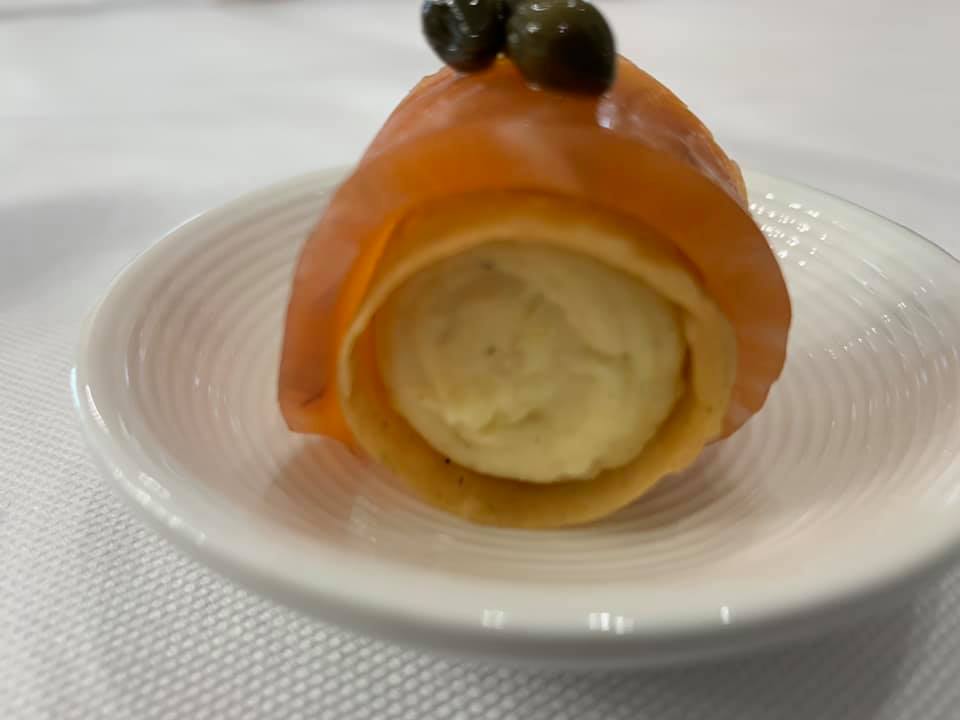 Mamma Elena, cannolo di salmone affumicato e patata