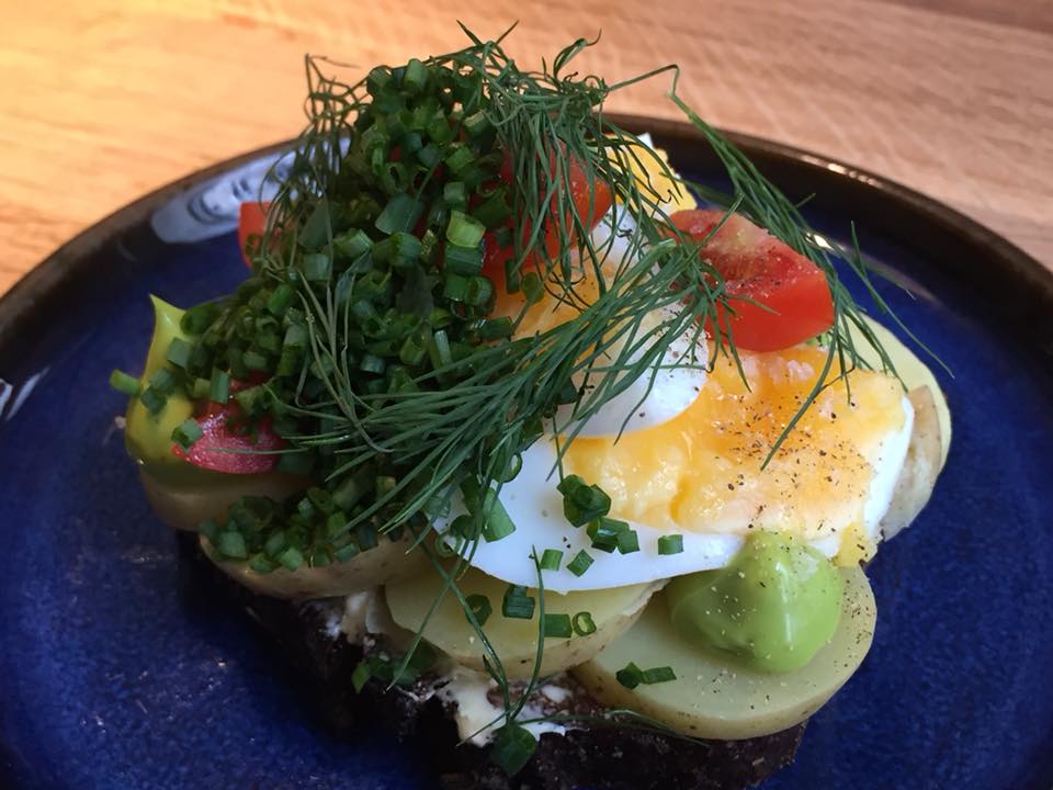 Ol & Brod,smorrebrod speciale estate, con uova, patate e pomodori