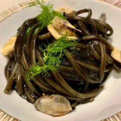 Linguina di semola di grano duro all’emulsione di aglio nero fermentato, peperoncino lungo Quagliettano Spungulicchio mano di Buddha e cozze