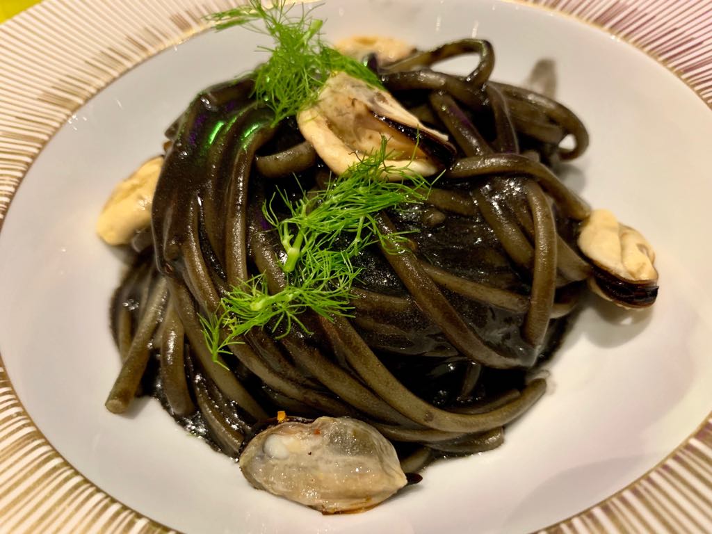 Linguine all'aglio nero e cozze, la ricetta di Alessandro Rinaldi, chef di  Identità Golose Milano - Luciano Pignataro Wine Blog