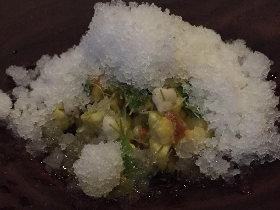 108 restaurant a Copenhagen, insalata di mais e rafano con granita di fiori di sambuco
