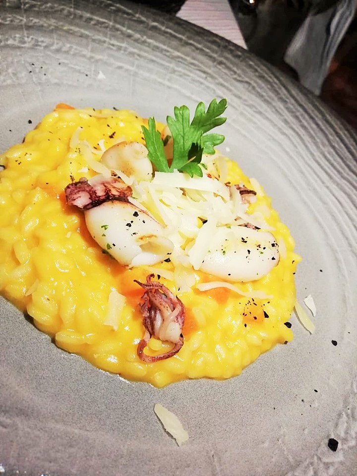 Al Mare - Risotto con la zucca in due consistenze, calamaretti, provolone del monaco e carbone di olive