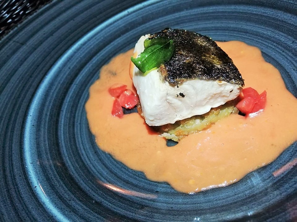 Al Mare - Trancio di branzino su una melanzana ripiena e gazpacho di pomodoro di Sorrento