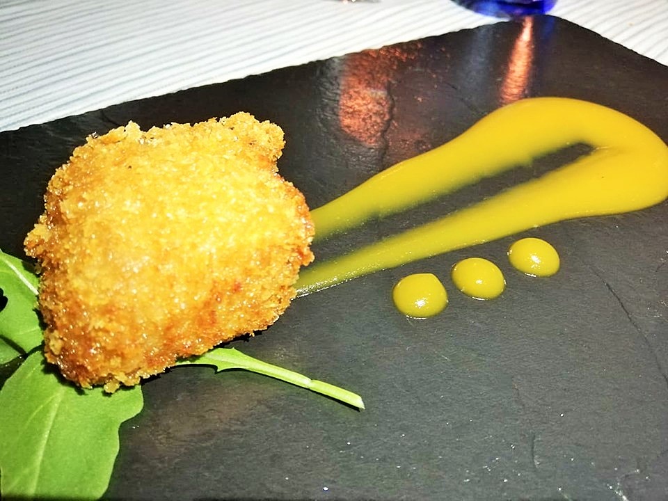 Al Mare - Tonno in pane panko su ketchup di datterino giallo