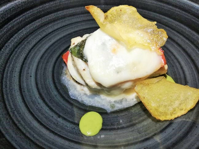 Al Mare - Millefoglie di pesce spada intervallato da una caprese tradizionale con pomodoro e mozzarella