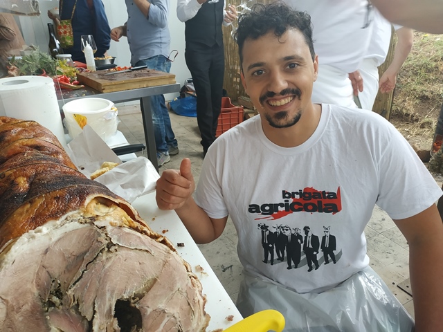 Damiano Giorgini con la porchetta di maiale di Pulicaro