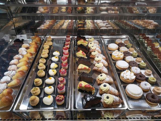 Sabot Bakery Cafe' - il bancone della pasticceria -foto di Fedora d'Orazio