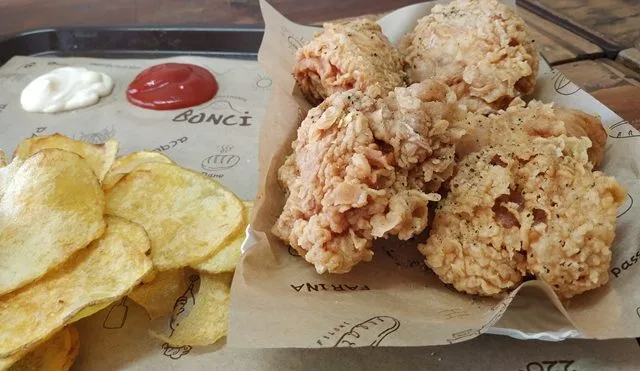 Tavolo sociale del Panificio Bonci - Pollo fritto e chips di patate