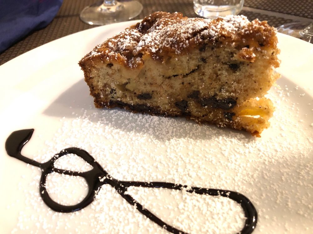 Trattoria Samperone, la torta di mele, amaretti e nocciole servita tiepida