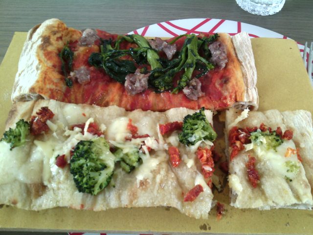 Forno Mollica- Pizza bianca con fiordilatte, capulliato, broccoli, ragusano; pizza rossa cime di rapa e salsiccia