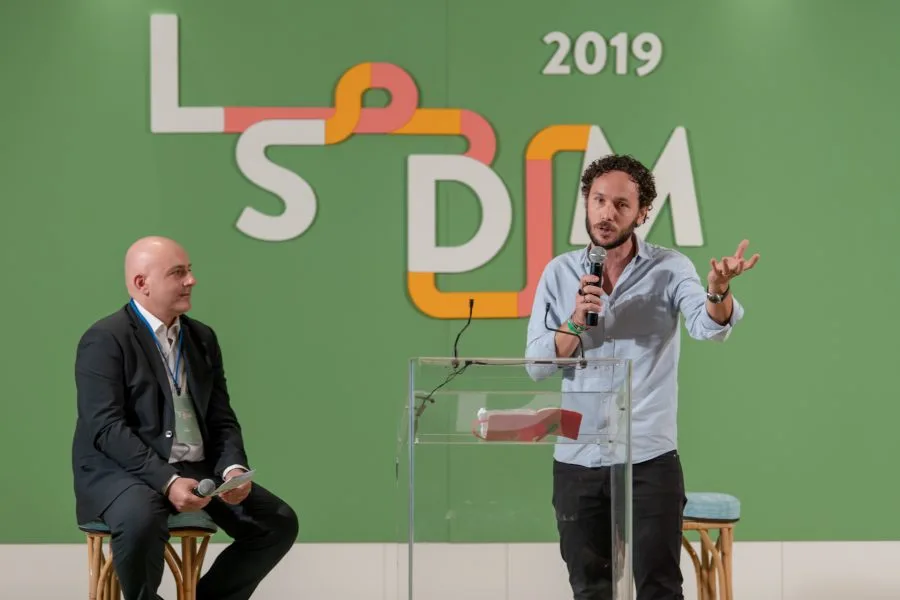 Marco Ambrosino sul palco di LSDM 2019 con Albert Sapere