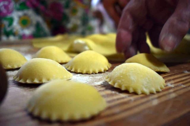 Preparazione dei ravioli - foto dalla pagina ufficiale