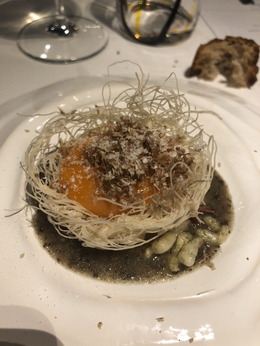 Il Nido. Uova , patate e tartufo bianco di T. Kavcic