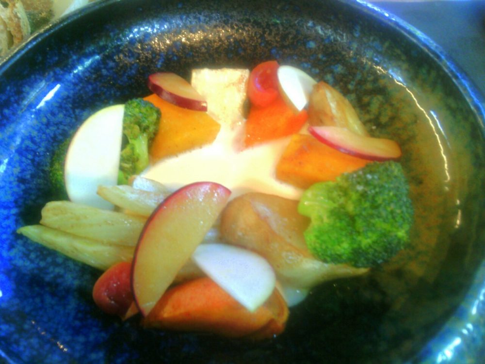 Benso- Il giardino galleggiante -verdure di stagione al burro, mele e susine a crudo, fonduta di parmigiano e yogurt