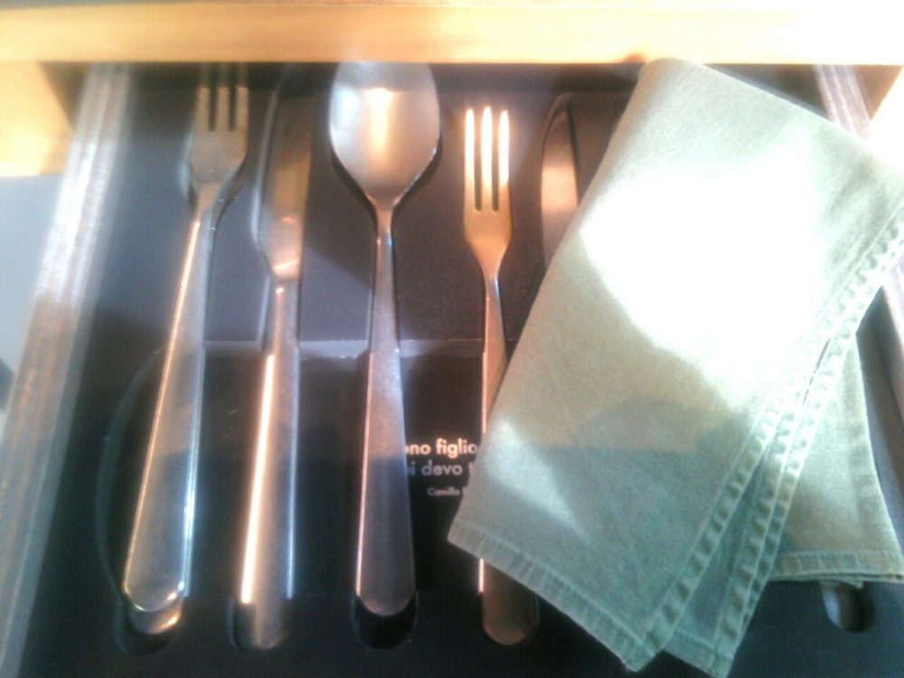 Benso- Completano il placee le posate e il tovagliolo nel cassetto