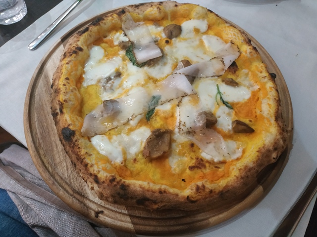 Casale del Fornaccio - La pizza speciale con lardo, fior di latte, crema di zucca e porcini