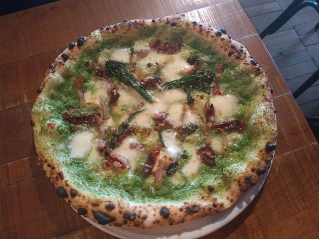 Cirillo’s - la pizza speciale con broccoli e guanciale