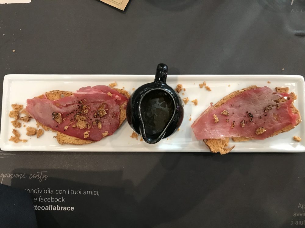 De Matteo alla brace - Carpaccio di manzetta prissiana con cialdedi pane all’aglio e burro di alpeggi piemontesi