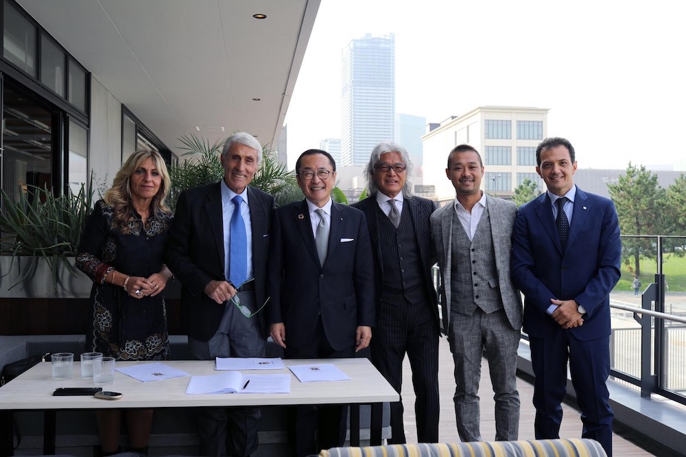 Firma contratto da Michele Yokohama