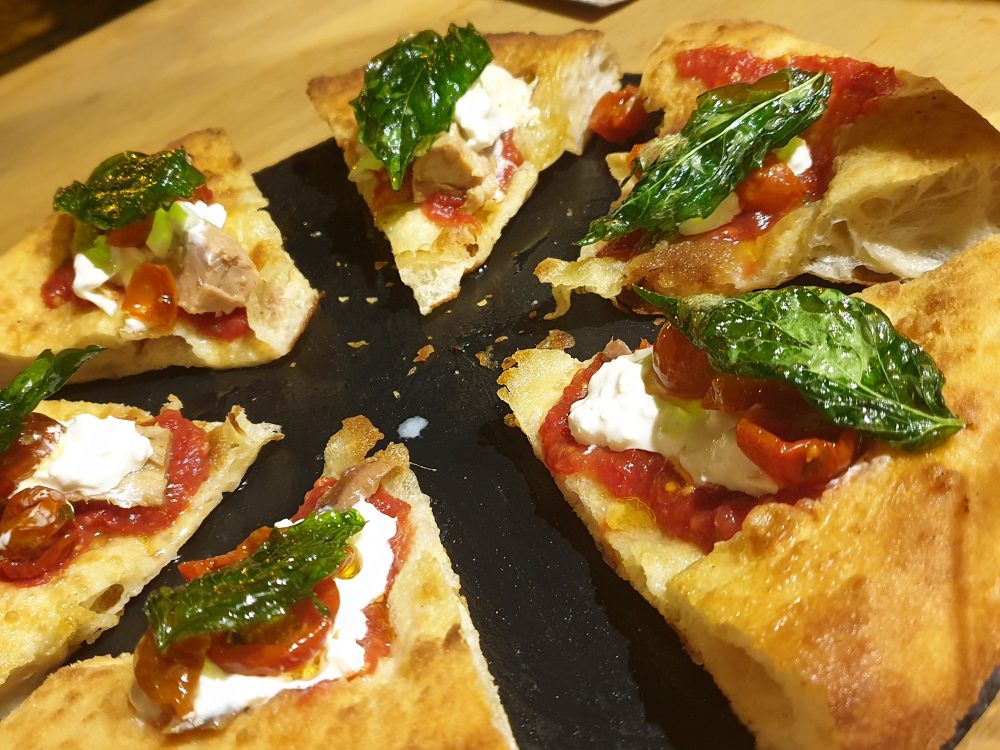 Il Piennolo - Pizza fritta Alici come prima, con pesto al datterino rosso, pomodorini confit, stracciata, basilico fritto e meta' con le alici e meta' con il tonno
