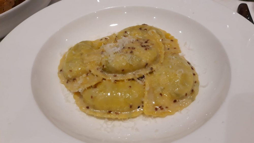 Locanda di Alia Castrovillari_Panzerotti ripieni di verdure e ricotta con salsa di semi di anice selvatico e parmigiano