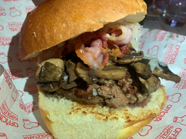Officina Napoletana - panino con hamburger, bacon e funghi