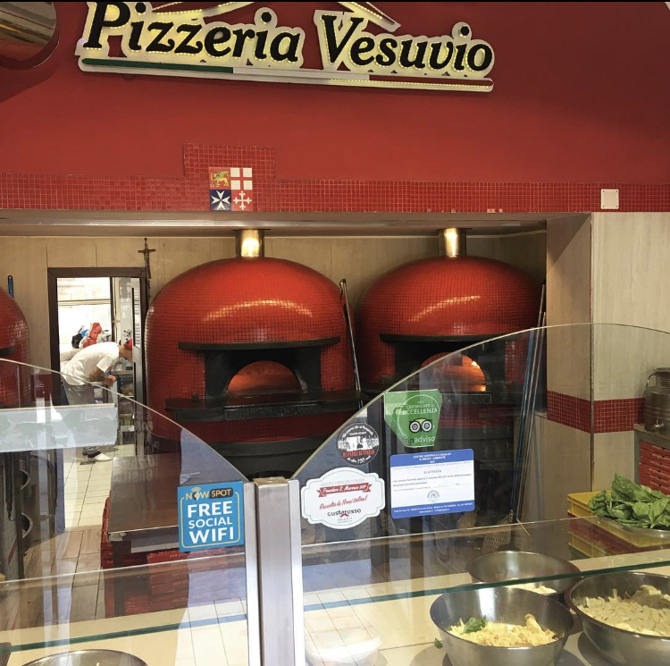 Pizzeria Vesuvio di Petrone Luigi a Portici, pizzaioli dal 1989