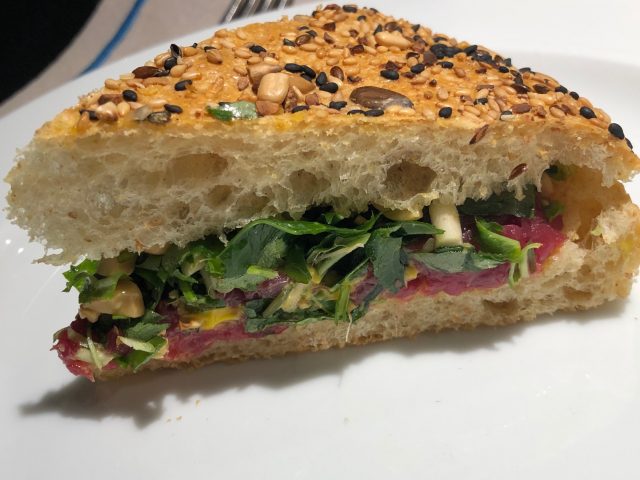 Simone Padoan, battuta di manzo, pan brioche, cime di rapa, nocciole e maionese alla senape