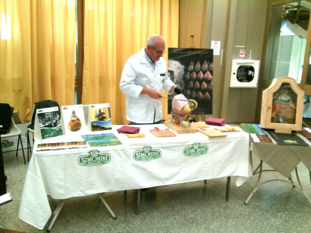 Tenzone del Panettone - I prodotti del territorio - il prosciutto Simonini di Langhirano