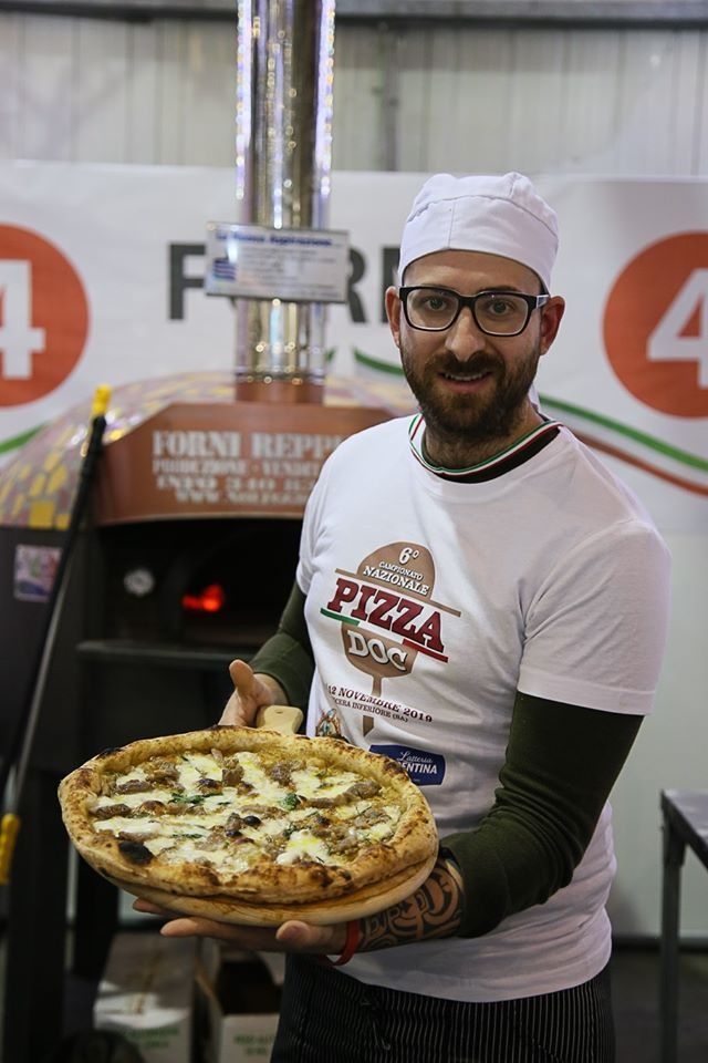Gennaro Cirelli con pizza vincitrice