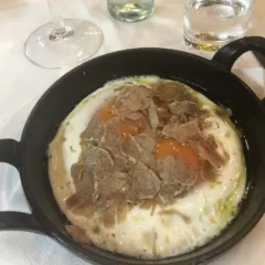 Uova al tegamino con lamelle di tartufo bianco